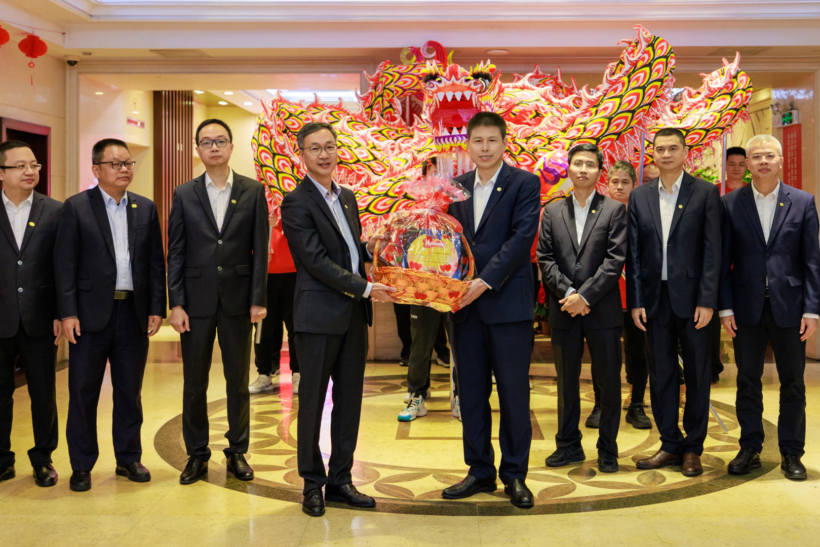龍騰四海百業旺 春滿九州萬象新——輕出公司舉行舞龍儀式喜迎開工大吉