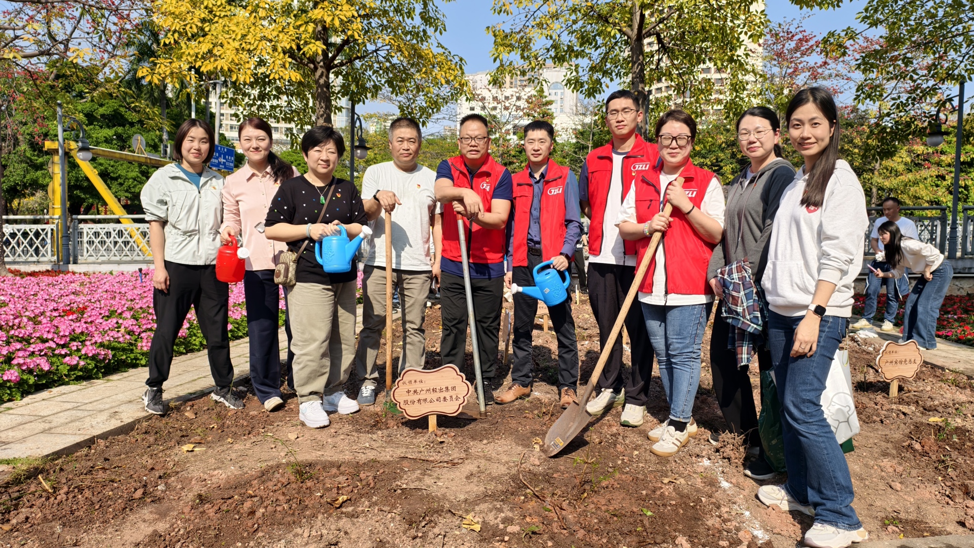 英雄花開英雄城 綠美廣州迎全運——輕出公司參與開展義務植樹活動